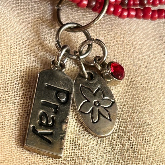 🌹Red seed bead Necklace w/3 charms - Picture 3 of 4